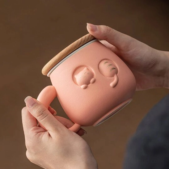 close up of 3d cat face detail on ceramic tea infuser mug