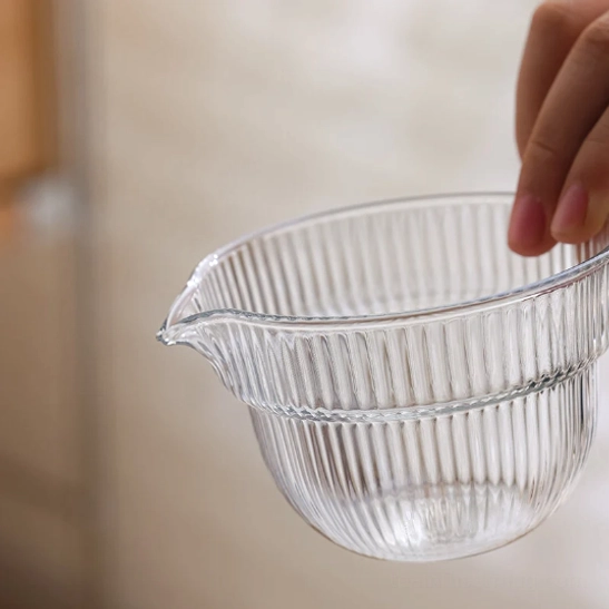 beige travel tea set showing wood handle on gaiwan lid