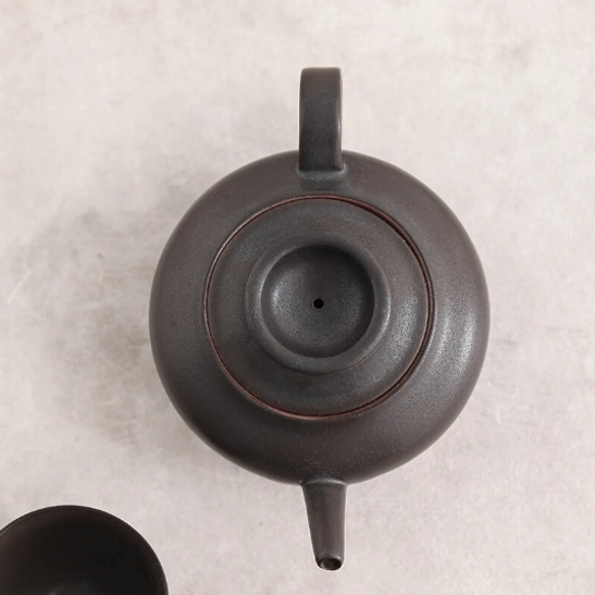 close up of the built-in filter of black teapot with infuser