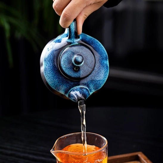 demonstration of smooth splash-free pouring from blue Jian Zhan teapot