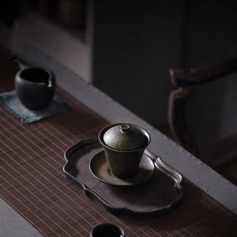 Bronze vintage ceramic gaiwan showing the glaze's natural light reflection