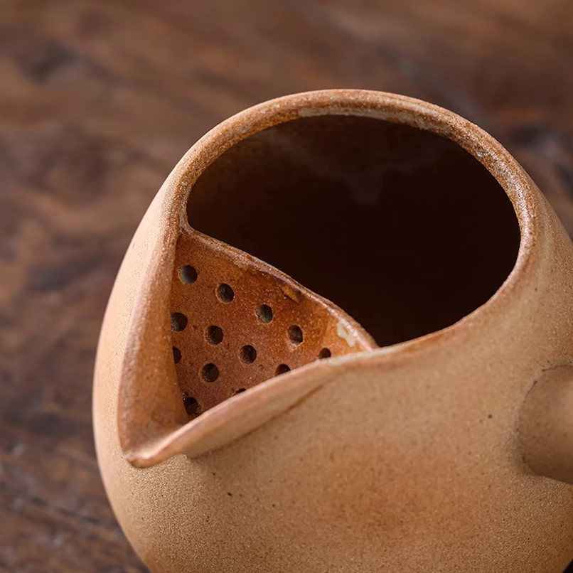 built-in filter holes of ceramic kyusu teapot with infuser