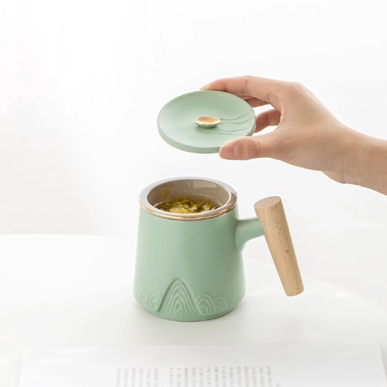Top view of tea infuser mug showing gold rim and matching lid