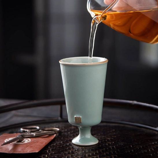 Size comparison of Chinese high foot tea cup with a hand
