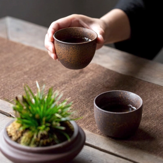 Iron rust glaze tea cup side profile view of glaze pattern