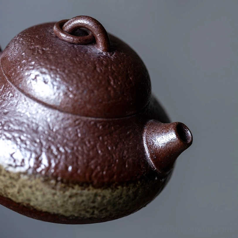 profile view of 150ml Chinese teapot showing curved handle and spout