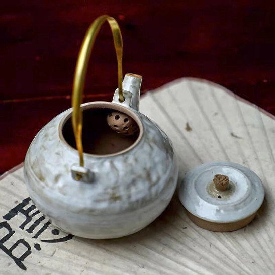 Close up of built-in ceramic infuser in the teapot