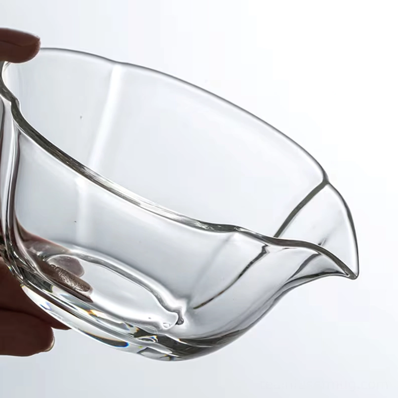 close up of petal-shaped rim and built-in pouring spout on glass gaiwan