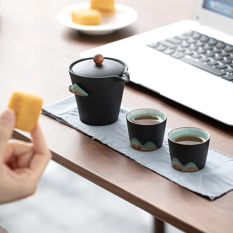 Closed hard carry case for ceramic travel tea set