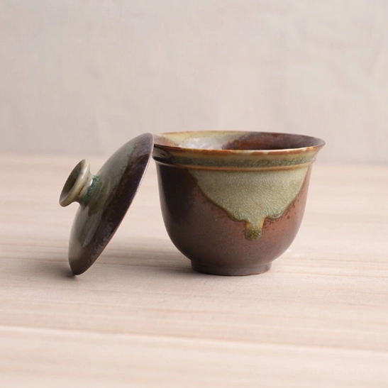 Frog lid detail on dual function ceramic gaiwan