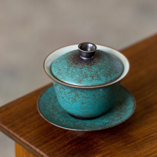 detailed view of the golden decorative rim on the gaiwan tea cup