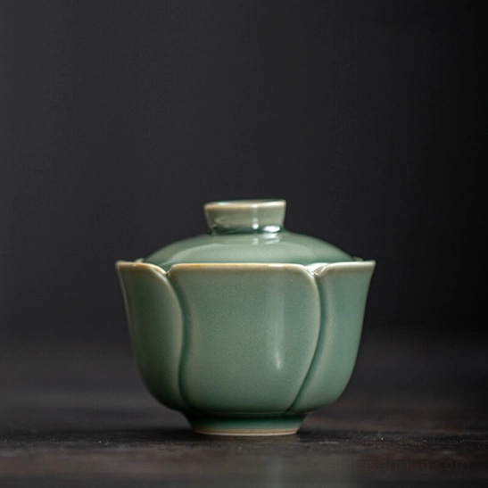 Gaiwan lid close up showing fit and finish of Longquan Celadon tea cup