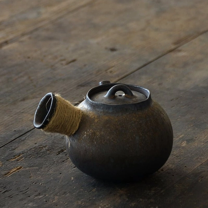 side view of jute-wrapped heatproof handle on gilded kyusu teapot