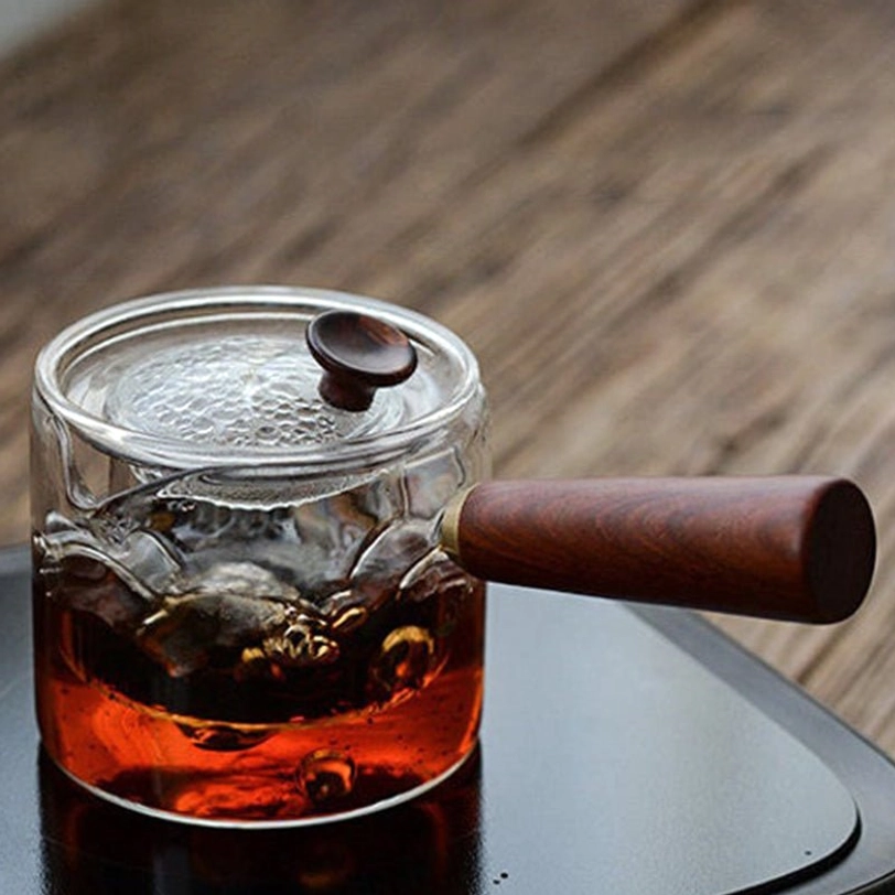 glass kyusu teapot lid with wooden knob close up