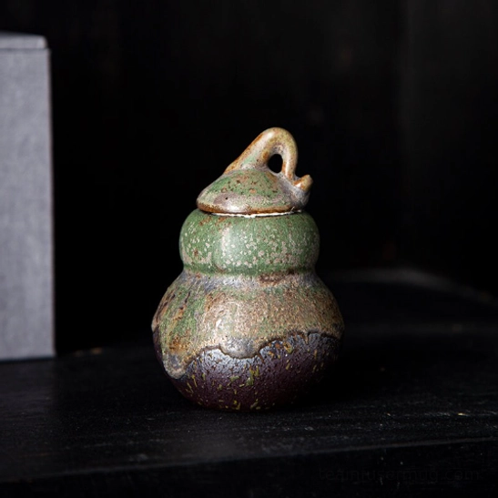lid of gourd tea canister showing fit with the canister
