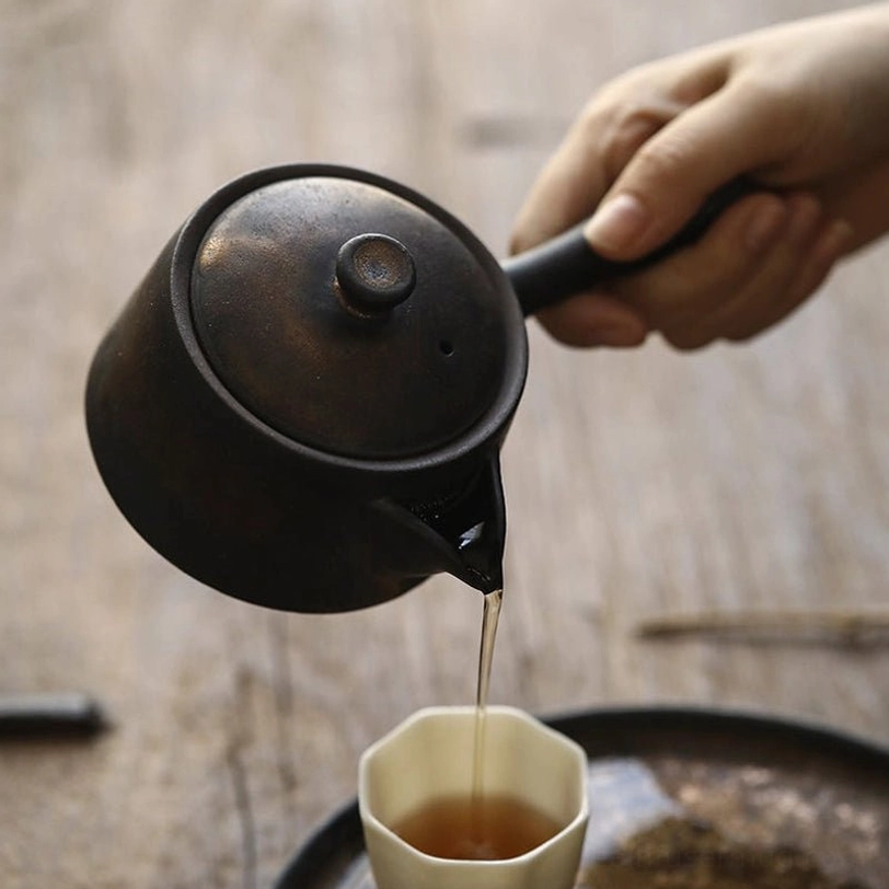 120ml kyusu teapot pouring tea demonstrating drip free smooth spout