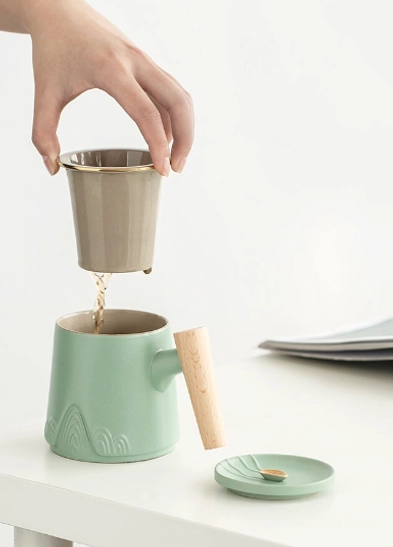 Removable ceramic infuser strainer for loose leaf tea mug