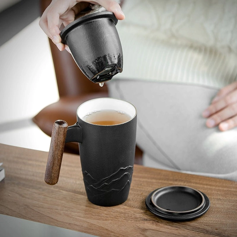 12oz 350ml ceramic tea infuser mug size comparison with an adult hand
