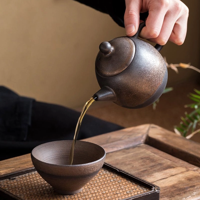 demonstration of smooth pouring from 160ml bronze ceramic teapot with infuser
