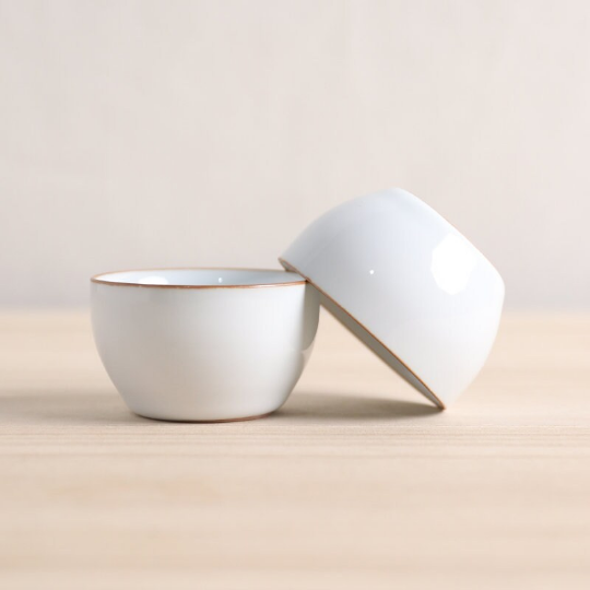solid white ceramic chinese tea bowl with brown rim close up
