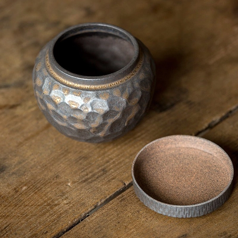 top view of sealed ceramic tea storage canister lid