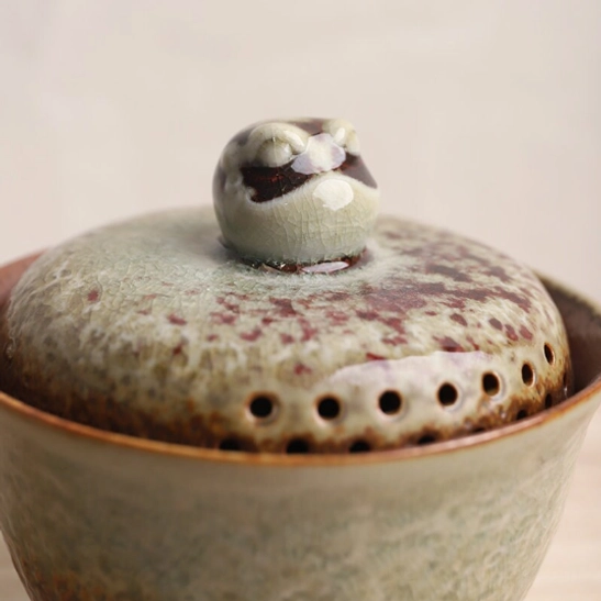 Size comparison of two ceramic gaiwan tea cup variants