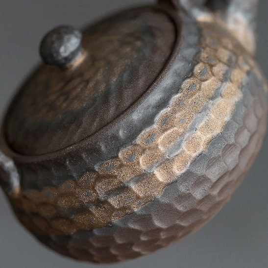 close up of hammered texture on 225ml vintage teapot body